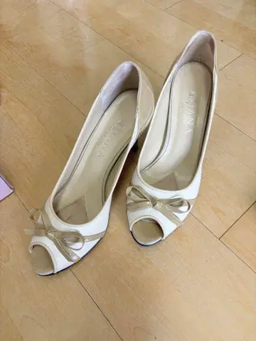 DIANA 오픈토 펌프스 화이트/베이지