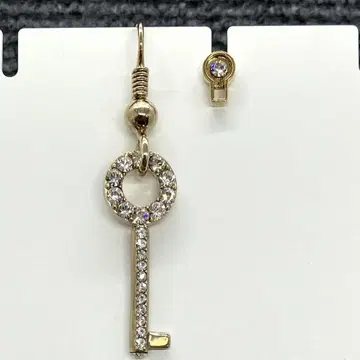 마크제이콥스 귀걸이 큐빅 열쇠&열쇠구멍 모티브 2809