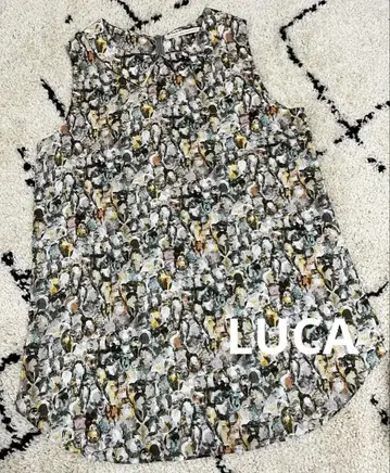 LUCA 슬리브리스 탑 풀오버 주얼리 패턴