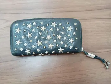 JIMMYCHOO 라운드 지퍼 장지갑 스터드 별 가죽