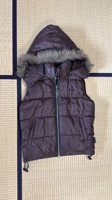 브라운 다운 베스트 퍼 후드 부착