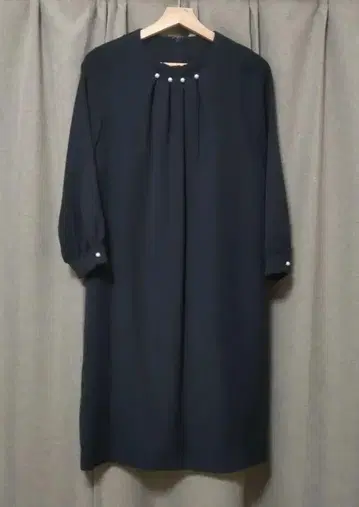 네이비 긴팔 무릎 기장 원피스 펄 버튼