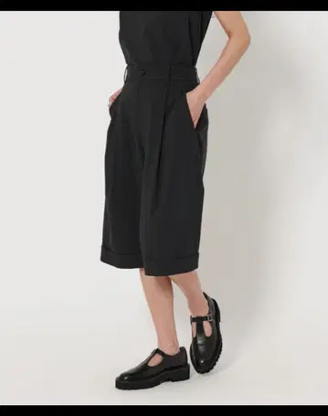 말루 유나이티드 애로우즈 턱 숏 팬츠 블랙
