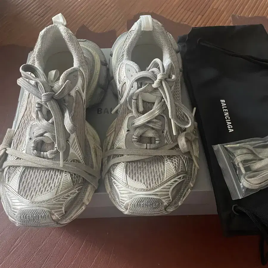 BALENCIAGA | 발렌시아가 Balenciaga 3xl Eggshell 42 on BALENCIAGA | 발렌시아가 Balenciaga 3xl Eggshell 42 on