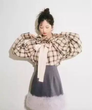 LILY BROWN 볼륨 프릴 상의