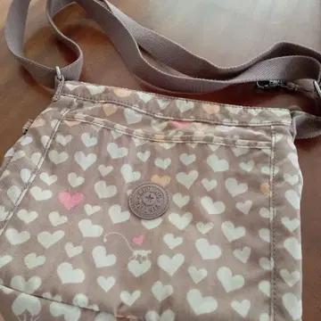 KIPLING 베이지 하트 무늬 숄더백