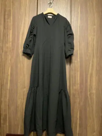 블랙 롱 드레스 플레어 슬리브