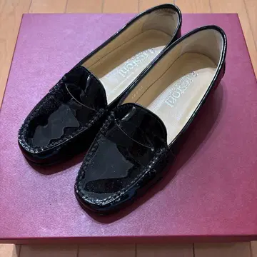 블랙 에나멜 로퍼
