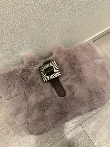 알리시아 스탠 버클 퍼 핸드백