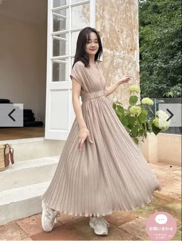 베이지 플리츠 맥시 드레스