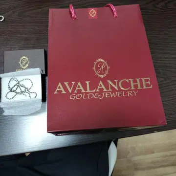 AVALANCHE 트위스트 디자인 목걸이