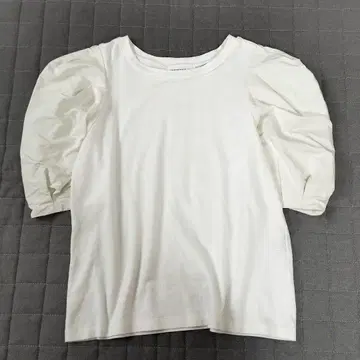 러브틱 모자 꽁지 타프타 파워 숄 슬리브 티셔츠 화이트 이소재 반팔