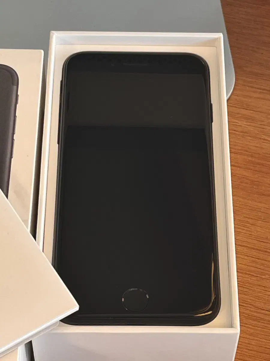 iPhone 7 Matte Black 128GB + Freitag Case