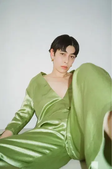 리틀 수지 헤비 새틴 딥-V 점프수트