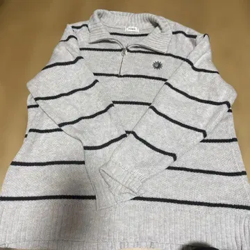 그레이와 블랙 스트라이프 하프 지퍼 니트