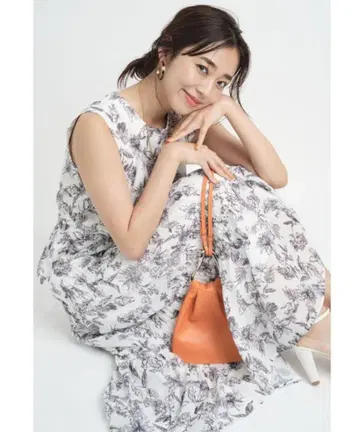 JUSGLITTY 라인 플라워 셔링 원피스 화이트