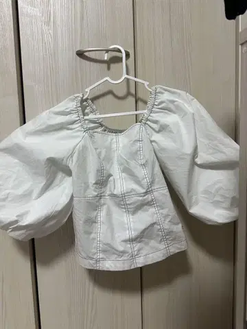 화이트 벌룬 슬리브 상의