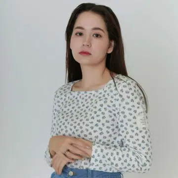 TINA:JOJUN 스퀘어 넥 꽃무늬 티셔츠