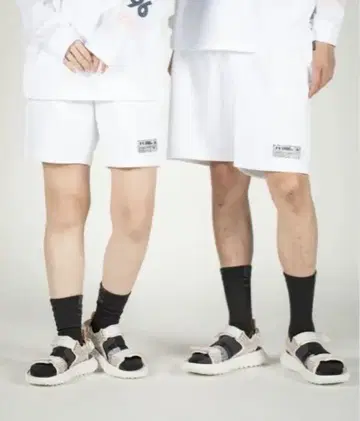 언더아머 화이트 숏팬츠