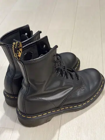 Dr. Martens 8홀 부츠