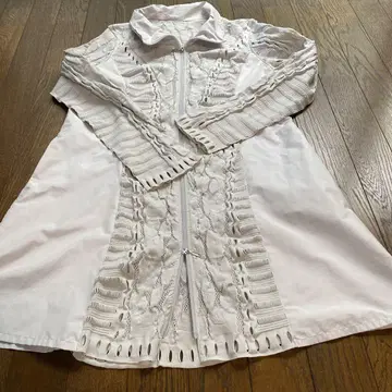 화이트 지퍼 업 코트 프릴 장식