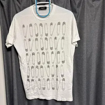 디스퀘어드 안전핀 프린트 티셔츠 화이트