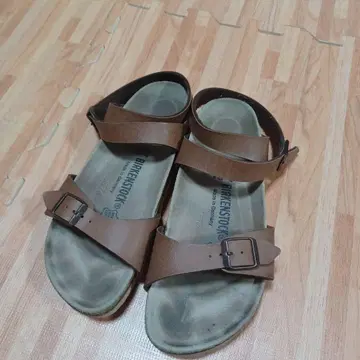 BIRKENSTOCK 브라운 샌들