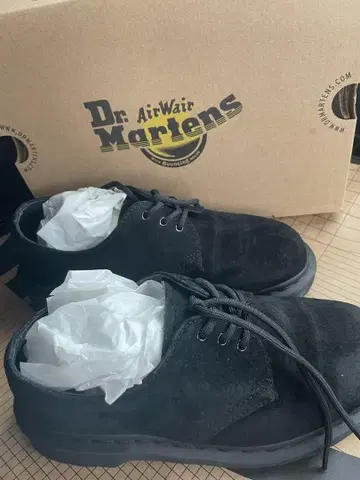 Dr. Martens 블랙스 스웨이드 3홀 신발 (박스 포함)