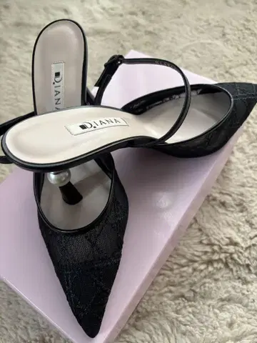DIANA 펄 장식 뮬