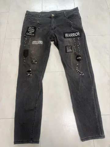 패치 디테일의 슬림 핏 데님 팬츠