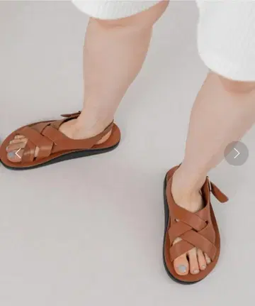 미사용 새상품 FOLLOWIN 버클 크로스 샌들 슬리퍼 24cm