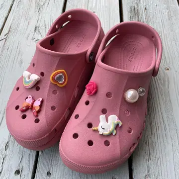 Crocs 핑크 클로그 샌들 장식 포함