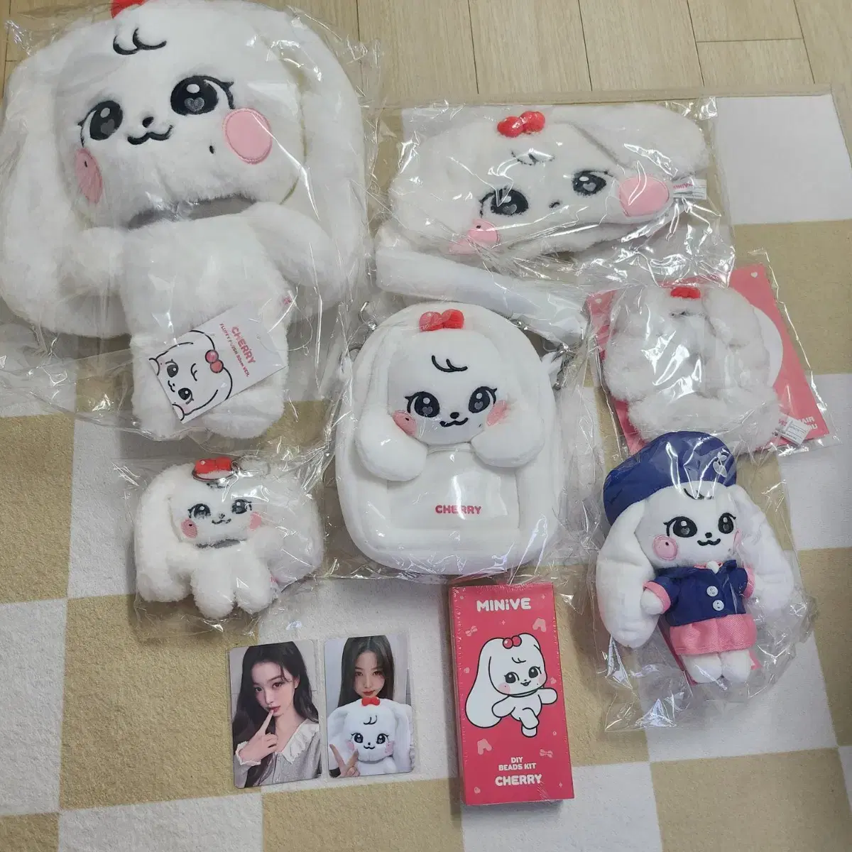 IVE - IVE MINIVE SCHOOL ポップアップストア　CHERRY　３点セット IVE | 아이브 Ive minive pop up store cherry set. on Bunjang