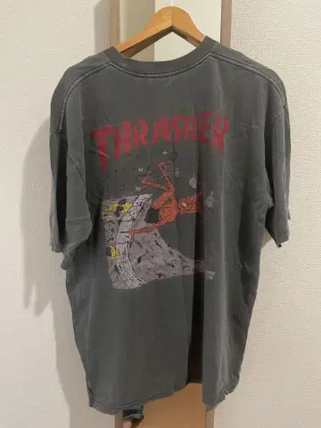 THRASHER 크래셔 백 프린트 티셔츠 그레이