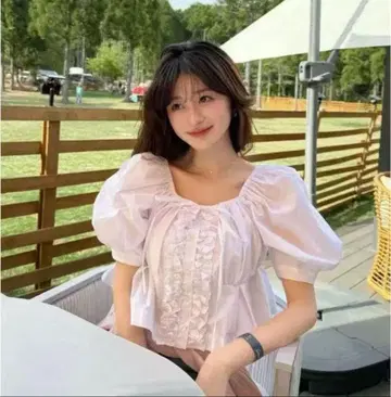 Bibiy. CYNTHIA CROPPED BLOUSE 블라우스