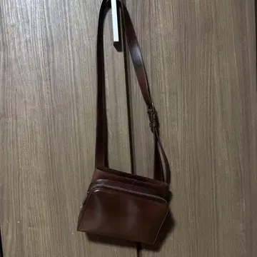 브라운 가죽 숄더백