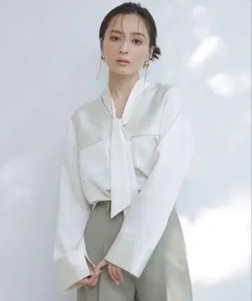 anuans 새틴 보타이 블라우스 아이보리