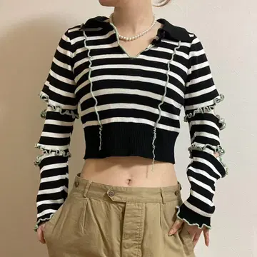 프릴이 달린 스트라이프 니트 스웨터  멜로우 니트 멜로우 가공