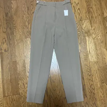 새상품 내추럴 뷰티 베이직 턱 테이퍼드 팬츠 M 카키