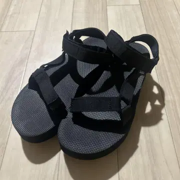 Teva 통굽 샌들