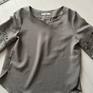 TONAL 자수 하트 넥 5부 소매 블라우스 레이스 절개 38
