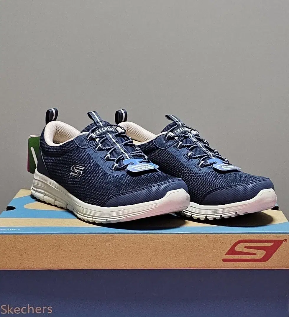 Skechers Memory Foam Sneakers 255 [New]