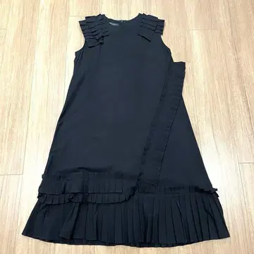프릴이 달린 블랙 슬리브리스 원피스