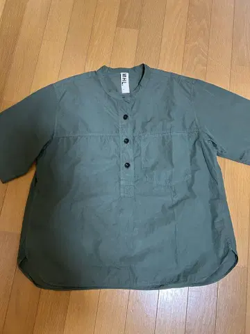MHL. 올리브 그린 반팔 셔츠