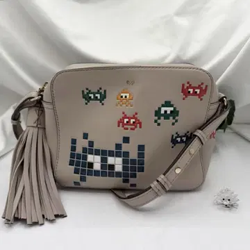 안야 힌드마치 스페이스 인베이더 숄더백
