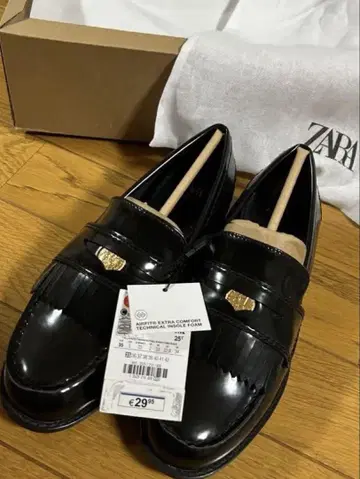 완판템 자라 플랫 로퍼 메탈 디테일 코인 35 미사용 새상품