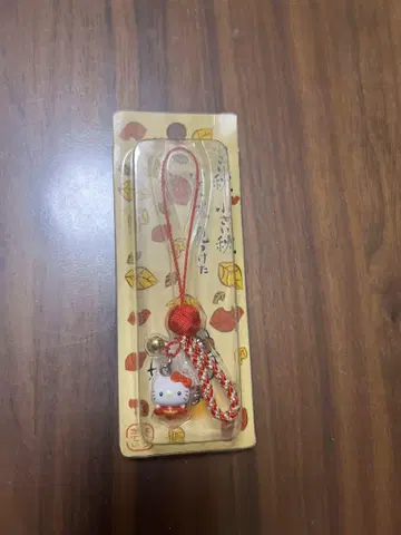 헬로키티 핸드폰 스트랩 작은 가을을 찾았어요