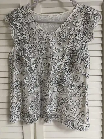 질스튜어트 JILLSTUART 플라워 자수 슬리브리스 탑스 블라우스