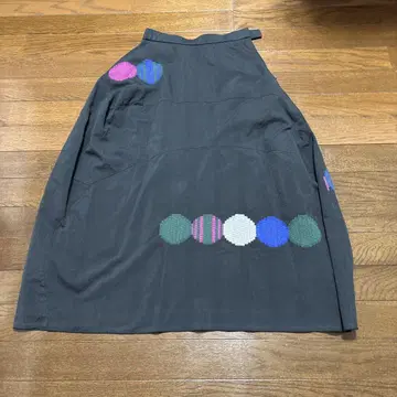 자비로운 비 롱 스커트