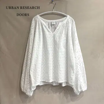 URBAN RESEARCH DOORS 스캘럽 자수 블라우스 화이트